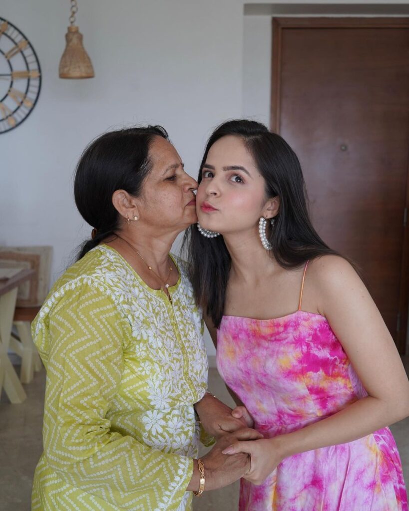 palak sindhwani with mother kissing her forehead